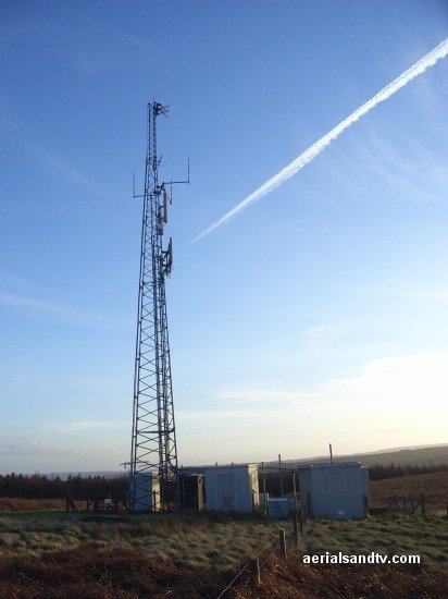 Con trails above Oughtibridge transmitter L8 40kB