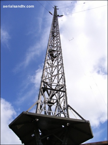 Moorside Edge transmitter - up close (text 500H L10 55kB)