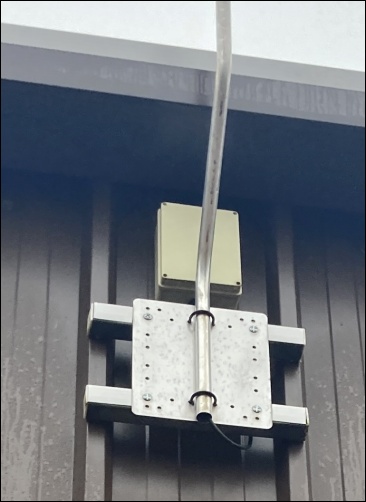 Installing a pole and brackets on a metal clad building. 500H L5